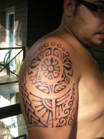 045.Tatou-polynesien-lompre-epaule-homme-bras